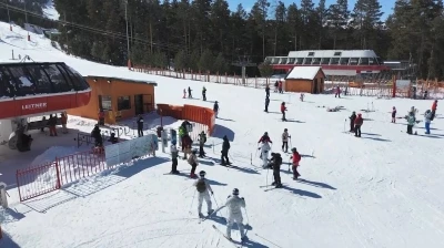 Sarıkamış Kayak Merkezi’nde kayak keyfi sürüyor