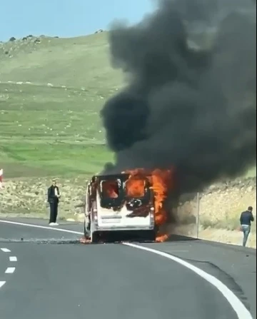 Sarıkamış’ta seyir halindeki ticari araç alev alev yandı
