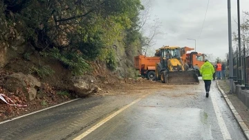 Dev kaya parçası toprakla birlikte yola yuvarlandı