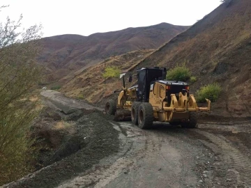 Sason’da sel nedeniyle ulaşıma kapanan köy yolları ulaşıma açıldı
