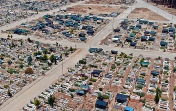 Sayısı bini geçen tenteler mezarlığı adeta çadır kente çevirdi
