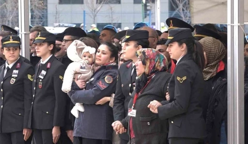 Şehidin 8 aylık bebeği her şeyden habersiz babasının Türk bayrağına sarılı tabutuna baktı
