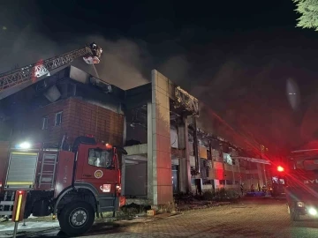 Şehirdeki tüm itfaiye ekiplerinin seferber olduğu fabrika yangını kontrol altında
