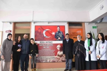 Şehit ailesi oğullarının isminin verildiği okulu ziyaret etti
