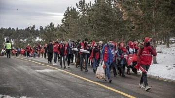 Şehitlerin izinde yürümek için binlerce vatandaş Allahuekber'de bir araya geldi