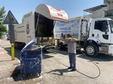 Şehzadeler’de çöp konteynerleri dezenfekte ediliyor
