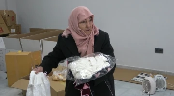 Şekernaz teyze afet bölgesine el işi örüyor
