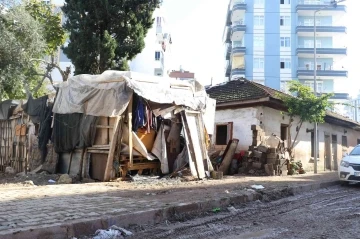 Sel felaketinin geride bıraktığı yastık ve battaniye oldu