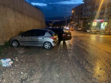 Sel sularında otomobilinin altına sıkışan vatandaşa mahalleliden yardım eli
