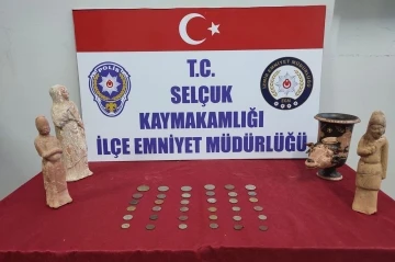 Selçuk’ta tarihi eser operasyonu: 4 heykel ve 36 sikke ele geçirildi
