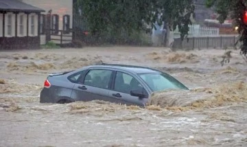 Sele kapılan 2 vatandaş son anda kurtuldu, o anlar kamerada