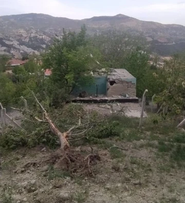 Selendi’de dağdan kopan kaya parçaları su deposunu yıktı
