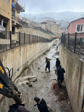 Şemdinli’de dere temizleme çalışması
