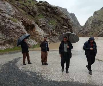 Şemdinli-Derecik yolu ulaşıma kapandı
