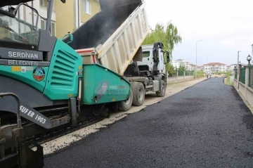 Serdivan’da sıcak asfalt çalışmaları devam ediyor
