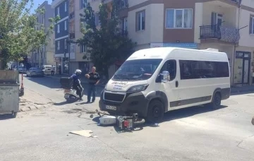 Servis aracının altına giren motosikletin sürücüsü yaralandı
