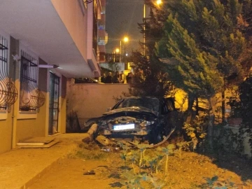 Servis aracıyla çarpışan otomobil evin bahçesine uçtu: 2 yaralı
