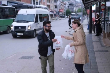 Servis bekleyen vatandaşlara iç ısıtan ikram
