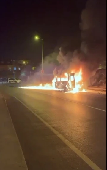 Servis minibüsü alev topuna döndü, o anlar kamerada
