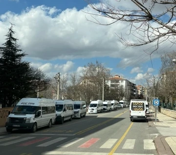 Servis şoförleri ve veliler arasında ücret tartışması
