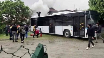 Sevkiyata hazır otobüs otoparkta alev aldı
