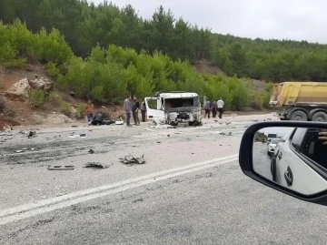 Seydikemer’de kamyonlar çarpıştı: 1 yaralı