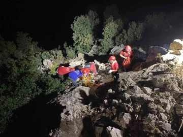 Seydikemer’de kayalıklara düşen kişi kurtarıldı
