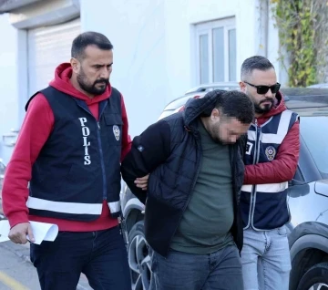 Seyhan polisi bir eve yaptığı baskında 13 ruhsatsız tabanca ele geçirdi
