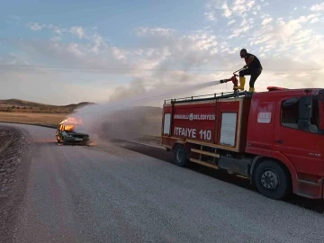 Seyir halinde alev alan otomobil küle döndü
