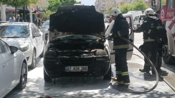 Seyir halinde başlayan yangında hafif ticari araç yandı
