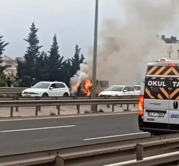 Seyir halindeki araç alev alev yandı
