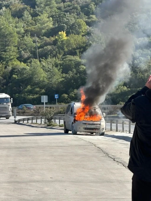 Seyir halindeki araç alev topuna döndü
