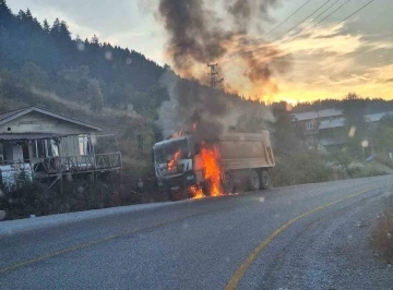 Seyir halindeki hafriyat kamyonu alev alev yandı
