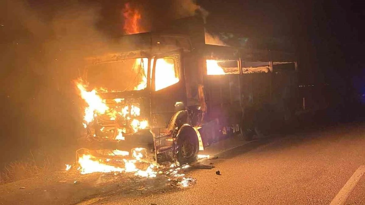 Seyir halindeki kamyon alev alev yandı