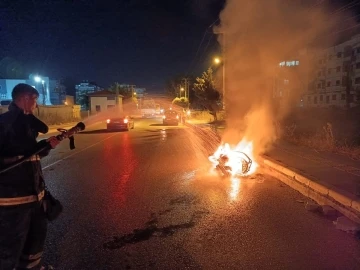 Seyir halindeki motosiklet alev aldı
