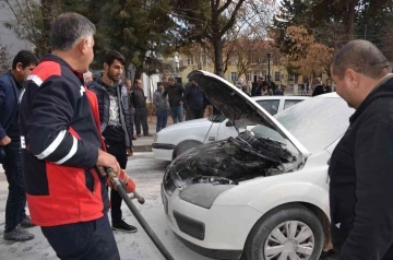 Adıyaman'da, alev alan otomobili itfaiye söndürdü