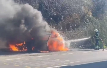 Bursa'da yanan otomobilden son anda kurtuldu