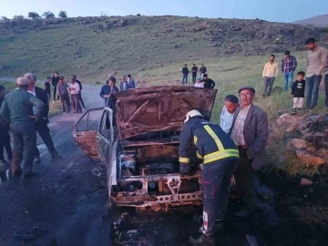 Seyir halindeki otomobil alev alev yandı
