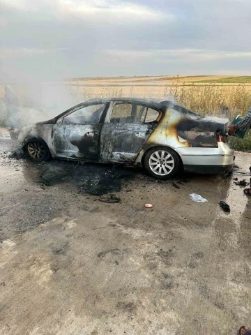 Seyir halindeki otomobil alev topuna döndü
