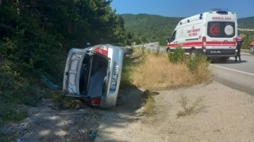 Seyir halindeki otomobil takla attı: 2 yaralı
