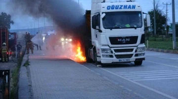 Seyir halindeki tırın tekerleri yandı
