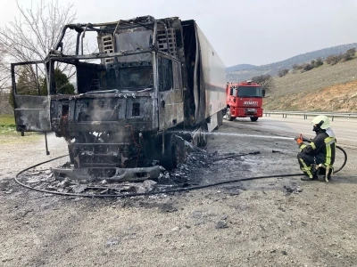 Seyir halindeyken alev alan tır küle döndü
