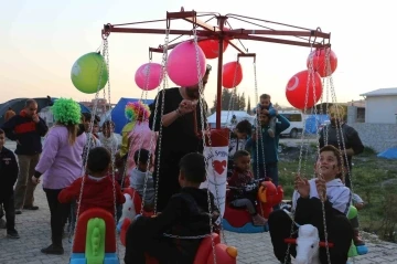 Seyyar salıncakla eğlenen depremzede çocukların mutluluğu gözlerinden okundu
