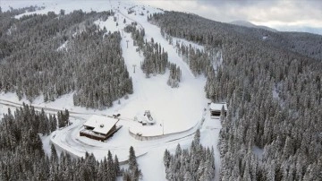 Sezonu kapatan Ilgaz Dağı'ndaki kayak tesisi kar yağışının ardından tekrar açılıyor