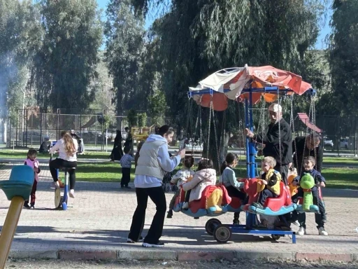 Sıcak havada piknik alanları doldu
