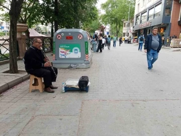 Sıcak havaları fırsat bilen sokak müzisyenleri daha fazla çalışmaya başladı
