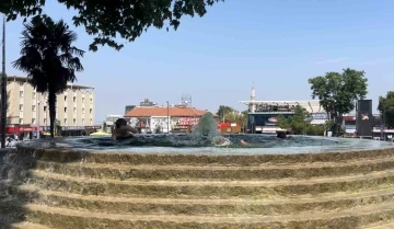 Sıcaklardan bunalan çocukların tehlikeli oyunu kamerada