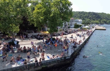 Sıcaktan bunalan İstanbullular Boğaz’a girerek serinledi
