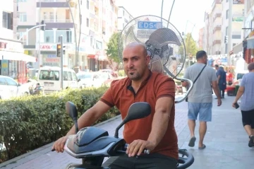 Sıcaktan bunalan vatandaş motosiklete vantilatör taktı
