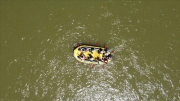 Sıcaktan bunalanlar Karasu Nehri'nde rafting yaparak serinliyor